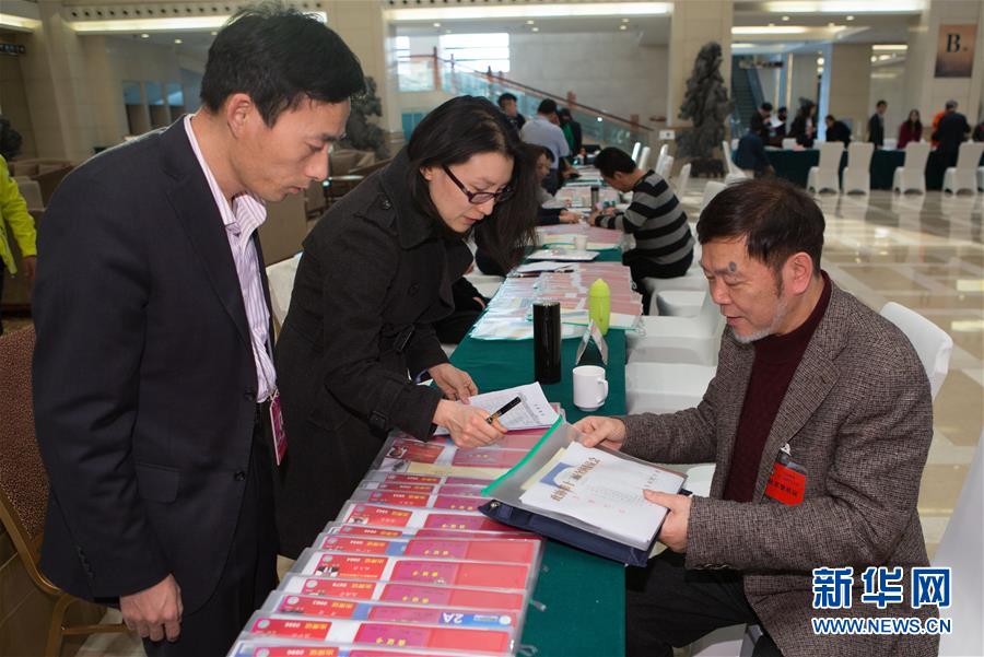 图片直击：代表委员陆续抵京