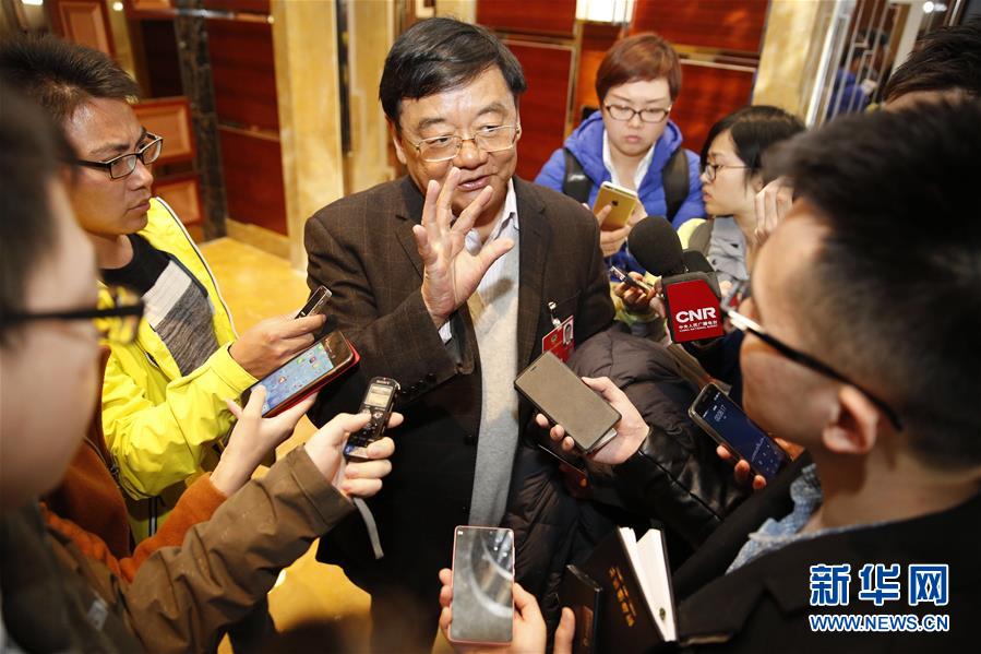 图片直击：代表委员陆续抵京