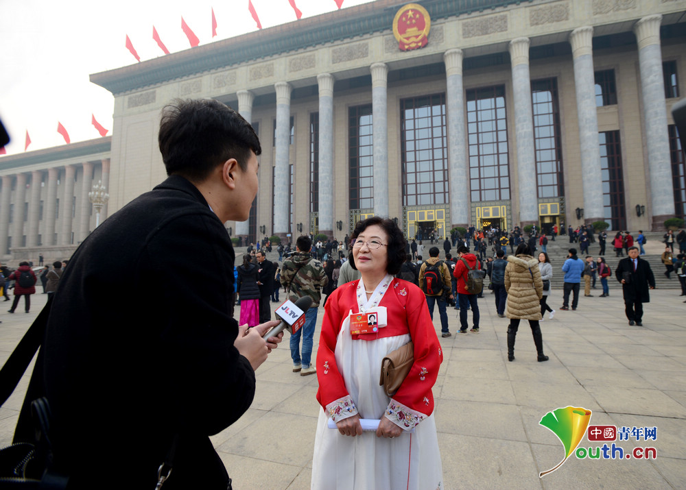 现场直击广场上的抢镜服饰