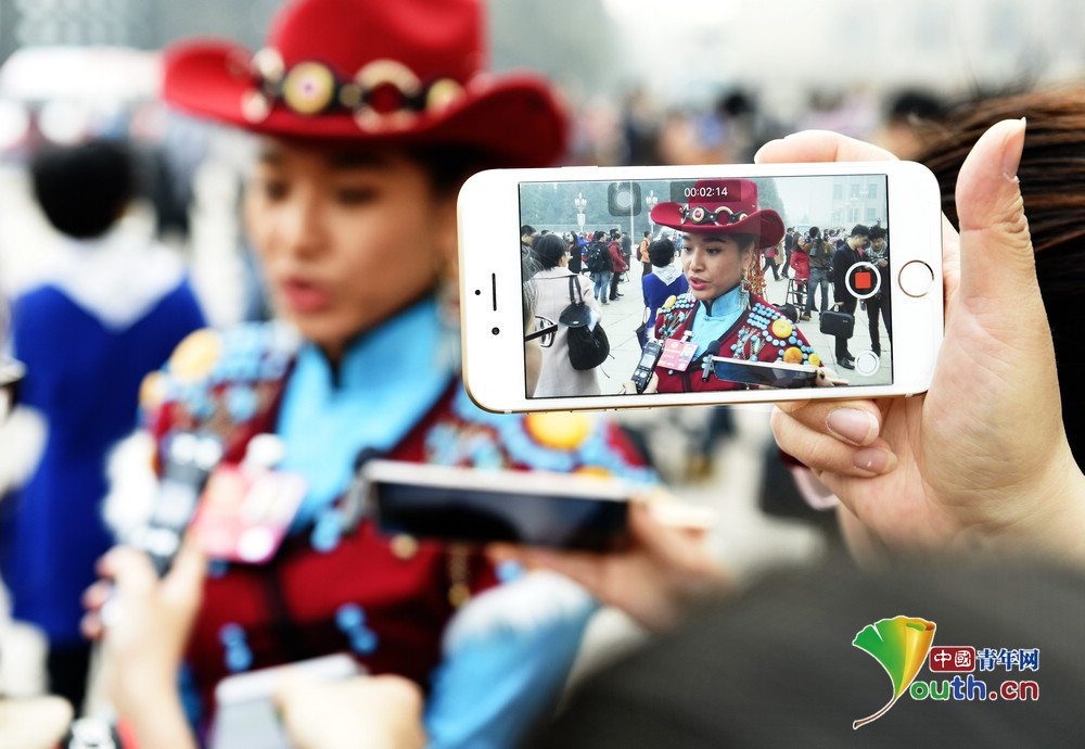 现场直击广场上的抢镜服饰