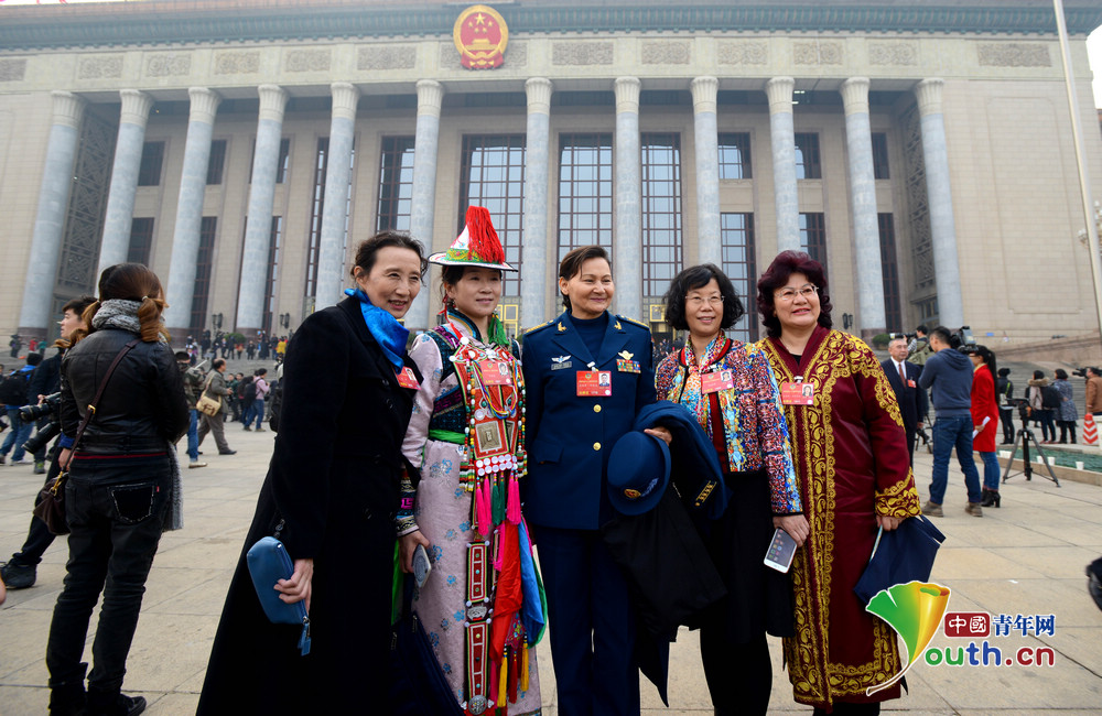 现场直击广场上的抢镜服饰