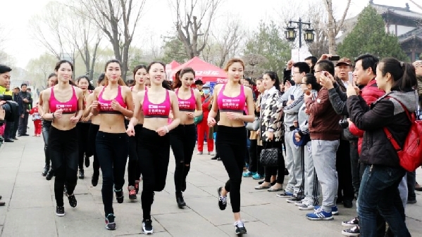 山东济南举行“为她跑”女子迷你马拉松 呼吁关注“两癌”女性