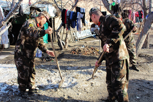 新疆霍尔果斯边检站组建“雷锋服务队”慰问驻地困难老人