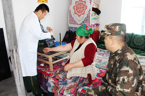 新疆霍尔果斯边检站组建“雷锋服务队”慰问驻地困难老人