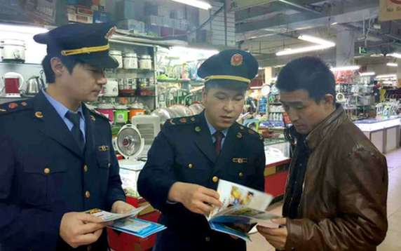 新疆哈密市工商局新市区工商所开展消费维权“五进”宣传活动