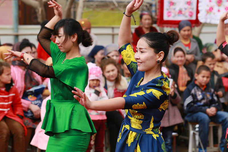 维吾尔族妇女上演女神秀