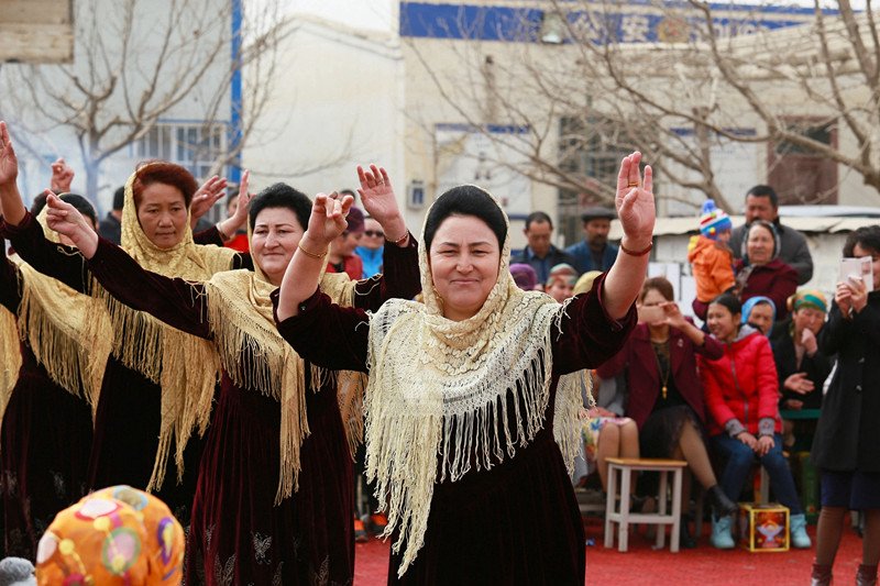 维吾尔族妇女上演女神秀