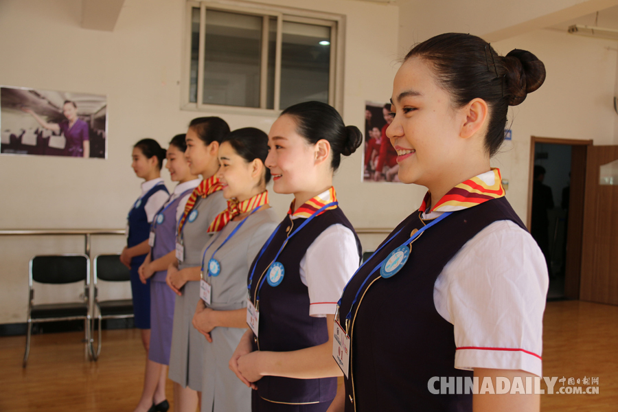 空乘招聘现场95后帅哥美女云集 拼完颜值拼技能