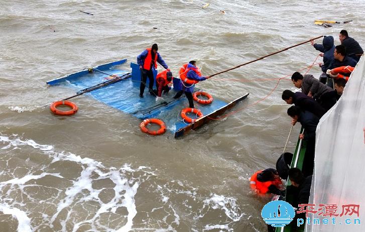 渔船触礁平潭4渔民命悬一线 警民联手生死救援