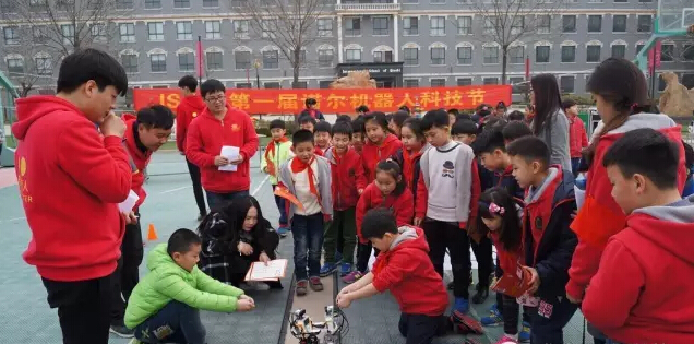 开封求实国际小学成功举办首届“机器人”科技节
