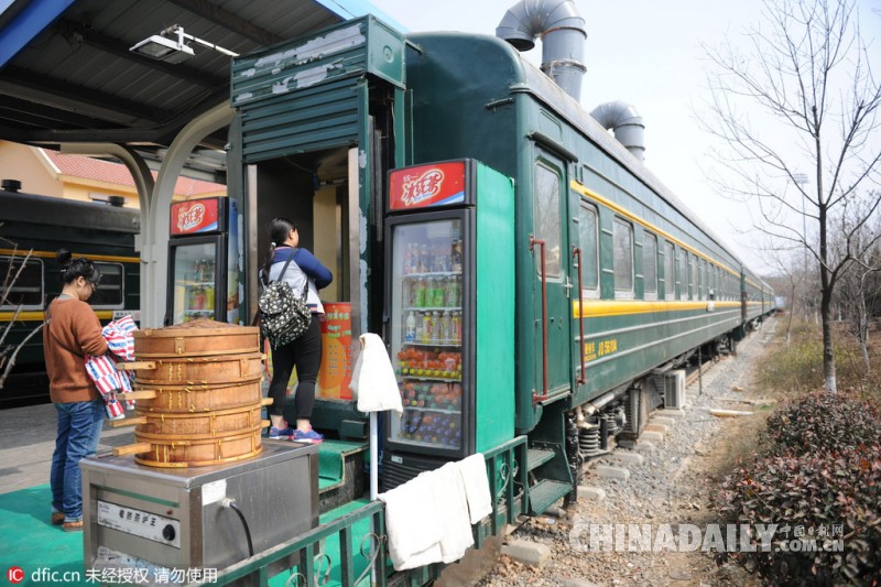 开往明天的列车 山东一高校学生每天要“赶火车”吃饭