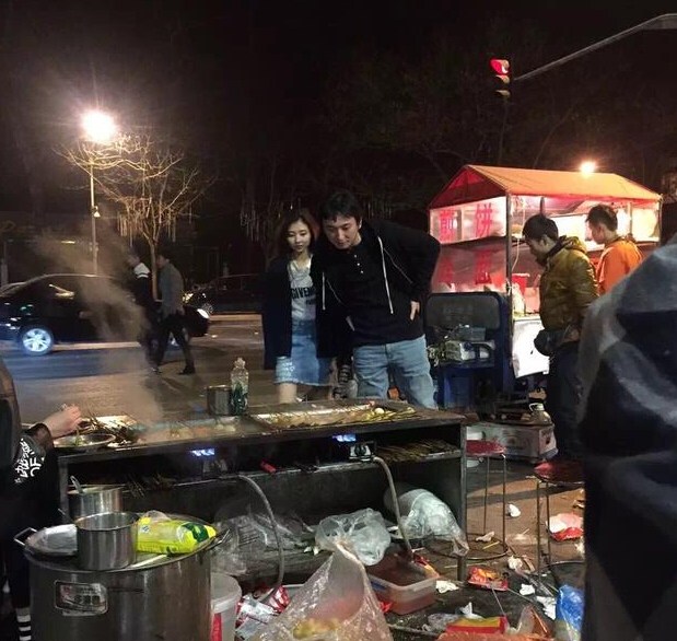 接地气!王思聪带美女在路边摊吃麻辣烫
