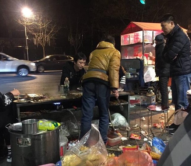 接地气!王思聪带美女在路边摊吃麻辣烫