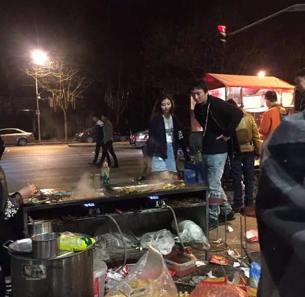 接地气!王思聪带美女在路边摊吃麻辣烫