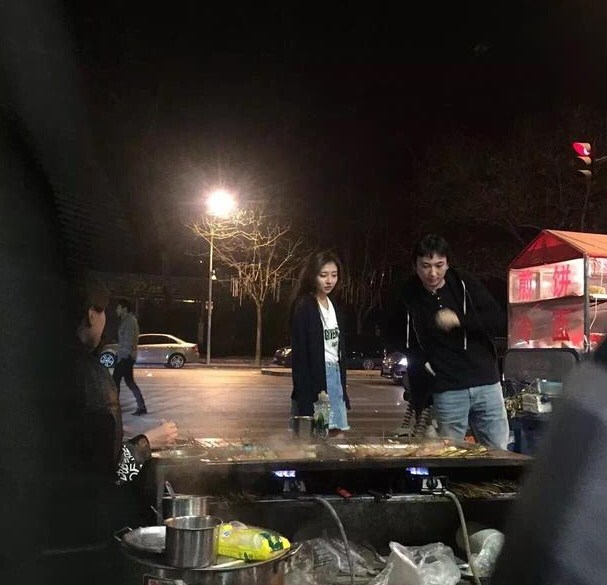 接地气!王思聪带美女在路边摊吃麻辣烫