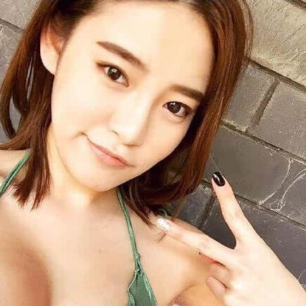 接地气!王思聪带美女在路边摊吃麻辣烫