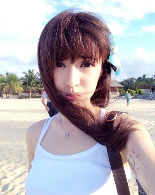 接地气!王思聪带美女在路边摊吃麻辣烫