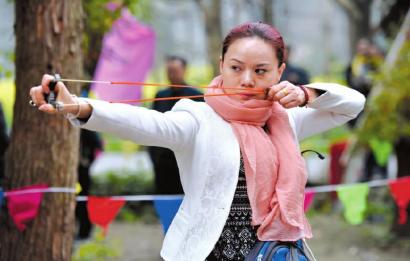 200弹弓高手成都比武 15门派百步穿杨争高下(图)