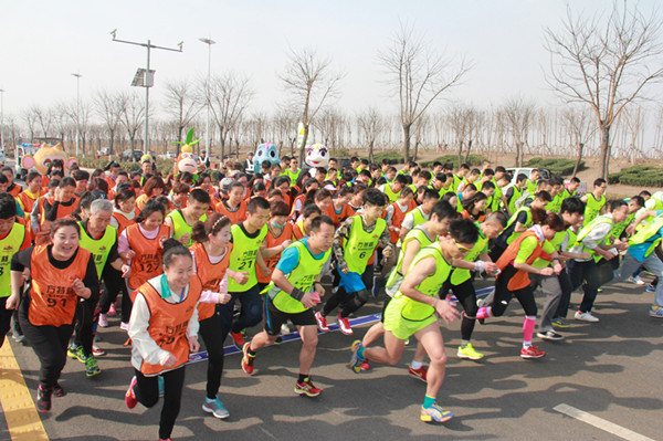 中新天津生态城举行首届环静湖马拉松赛