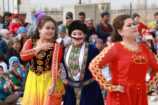新疆库车：千名群众庆祝诺鲁孜节