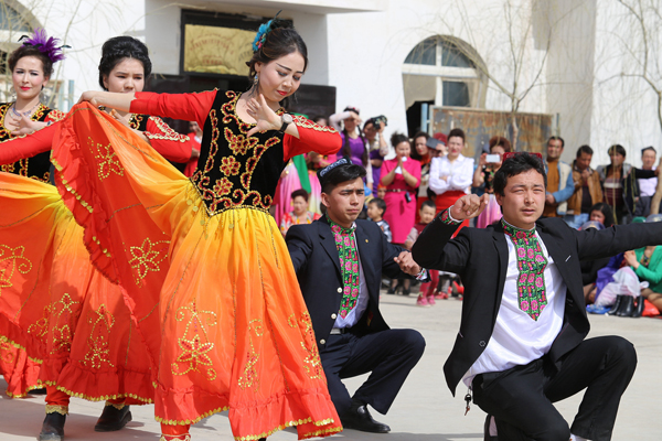 新疆库车：千名群众庆祝诺鲁孜节