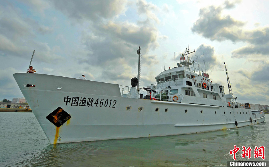 菲渔民黄岩岛海域挥舞砍刀攻击中国执法人员