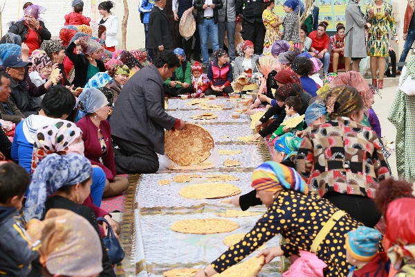 新疆库车：1500人共吃“诺鲁孜”饭场面壮观