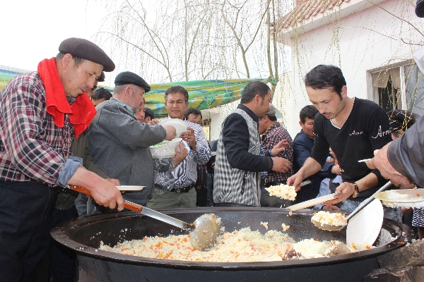 新疆库车：1500人共吃“诺鲁孜”饭场面壮观