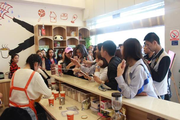 成都市熊猫邮局跨界大动作 网络大咖助阵饮品店开业