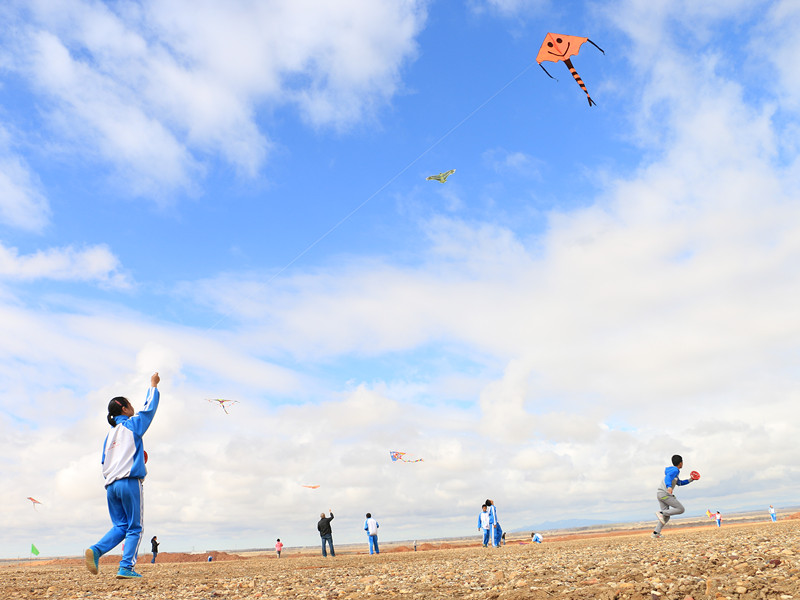 一八四团举办风筝节 近千只风筝翱翔蓝天