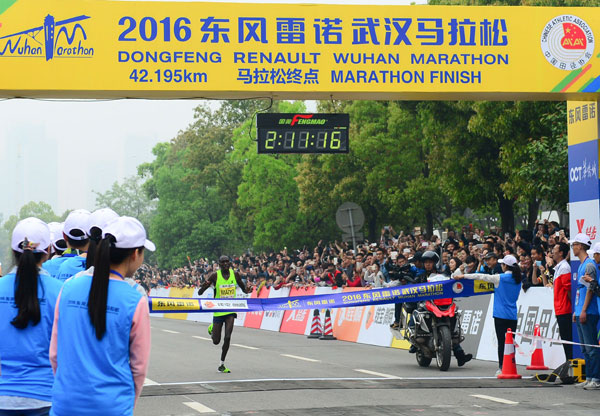 2016东风雷诺武汉马拉松首届比赛举办成功
