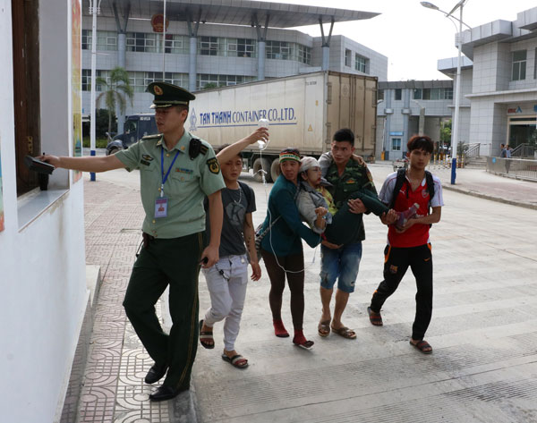 云南天保边检站开通绿色通道救助3名越南籍危难旅客