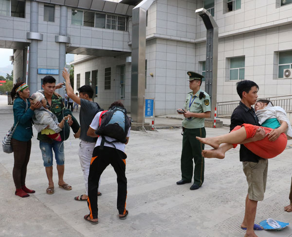 云南天保边检站开通绿色通道救助3名越南籍危难旅客