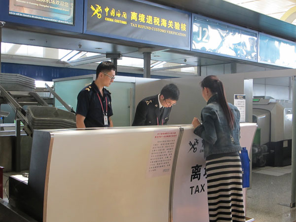 云南省离境退税落地长水 首位旅客成功退税