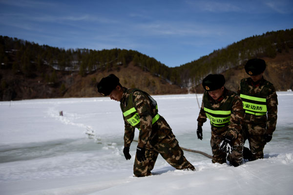 中俄界江——黑龙江漠河段破冰作业结束 爆破中激起百米“冰瀑”