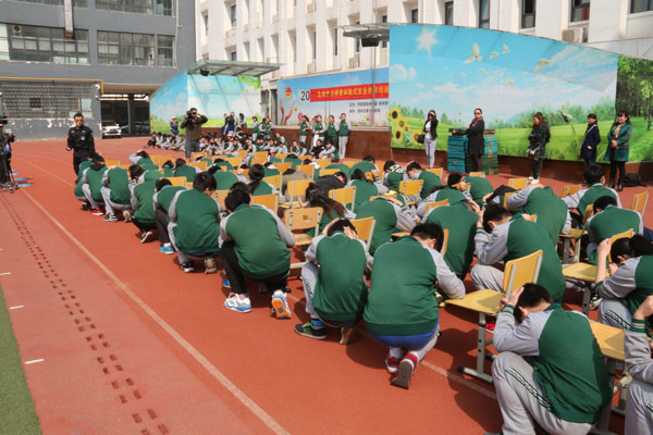 体验式安全素质教育培训走进郑州市第十四中学