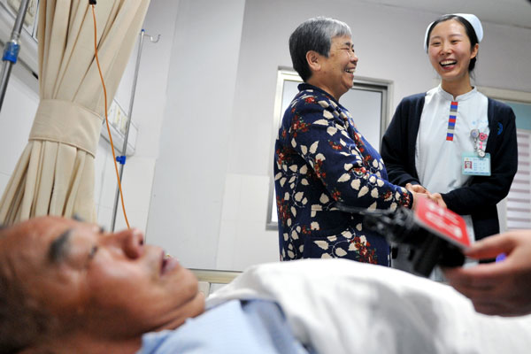 寻访身边的感动：郑州美女护士公交上救人出于本能