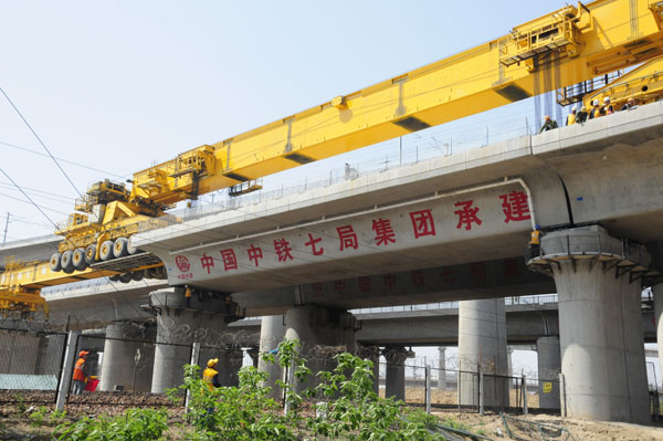 郑万高铁跨陇海铁路箱梁架设完工 长32米重714吨