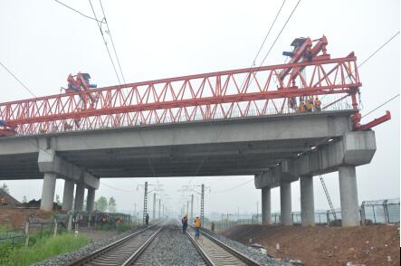 中铁十局宁西铁路项目部一分部 跨宁西铁路要点施工架设桥梁顺利完成