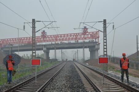 中铁十局宁西铁路项目部一分部 跨宁西铁路要点施工架设桥梁顺利完成