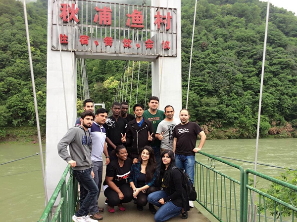 多国留学生走进秋浦河风景区 开启百丈崖探险之旅