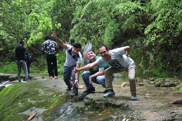 多国留学生走进秋浦河风景区 开启百丈崖探险之旅