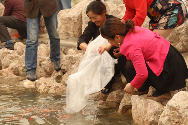 新疆喀什地区岳普湖县开展春季生态放鱼