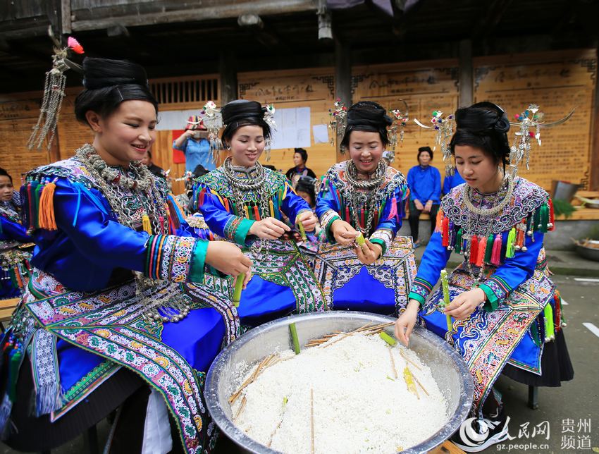 贵州乌公侗寨欢度竹米节
