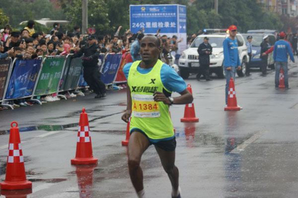 舞钢首届环湖马拉松赛开跑 坦桑尼亚选手获男子第一名