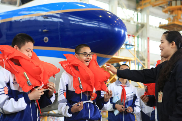 南航新疆“公众开放日” 市民走进新疆最大飞机维修基地