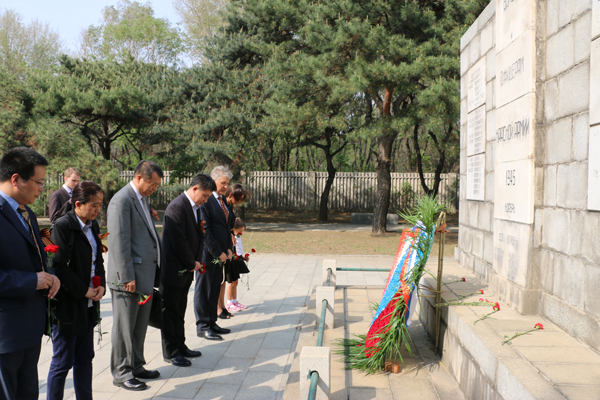 俄驻沈总领馆在苏军烈士陵园举行纪念活动