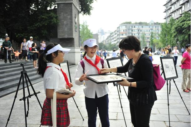 成都小学生在宽窄巷子义卖 创意熊猫作品让爱心传递
