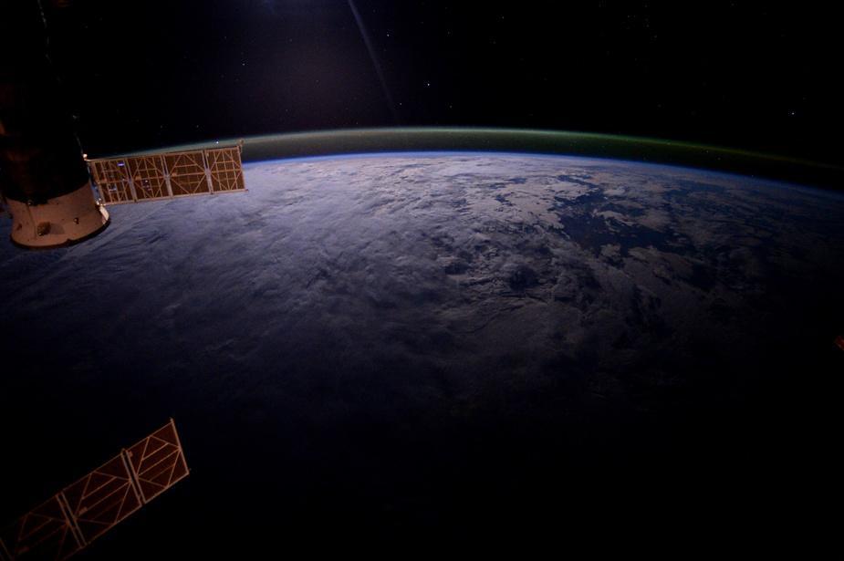 空间站环绕地球10万圈 捕捉震撼美景