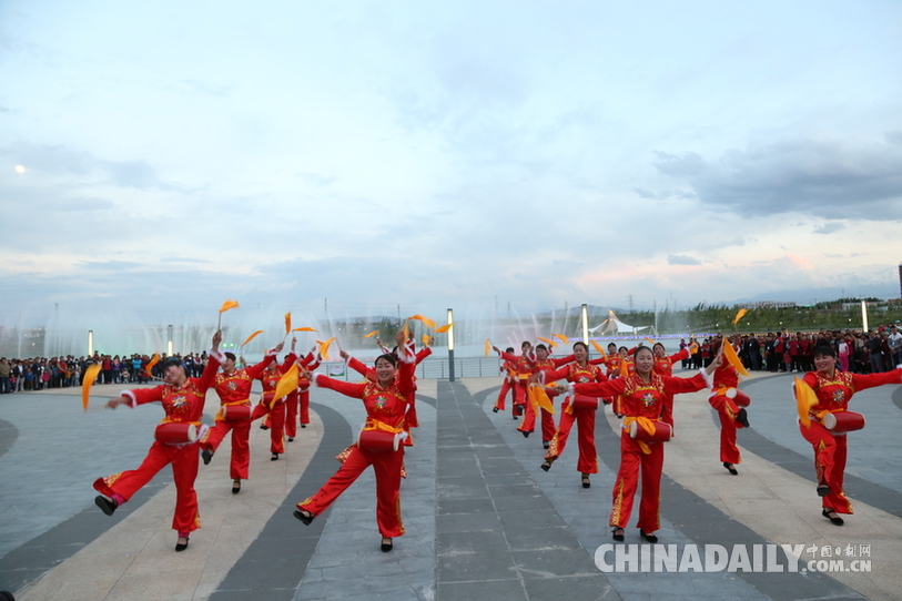 新疆乌苏市118米高水幕揭开“丝路塔城”名牌